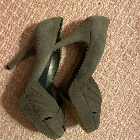 Stuart Weitzman Suede Peep Toe Pumps Grey Pleated Crossover Vamp 4.5” sz 7 - Picture 6 of 9
